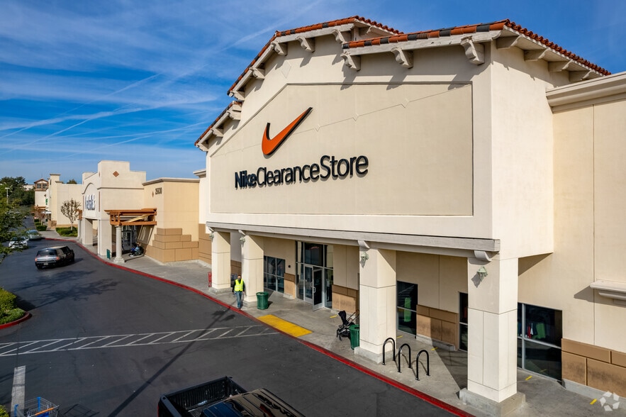 More Photos Of 25450 The Old Rd, Valencia Unknown For Lease