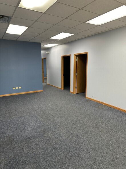 More Photos Of 16475 Van Dam Rd, South Holland Flex For Sale