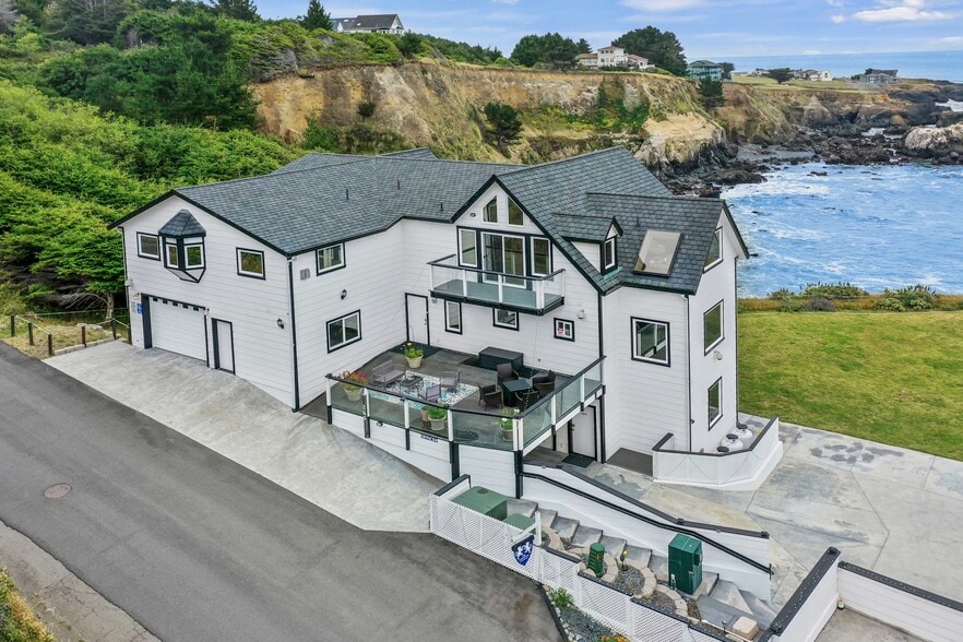 More Photos Of 266 Dolphin Dr, Whitethorn Hotel For Sale