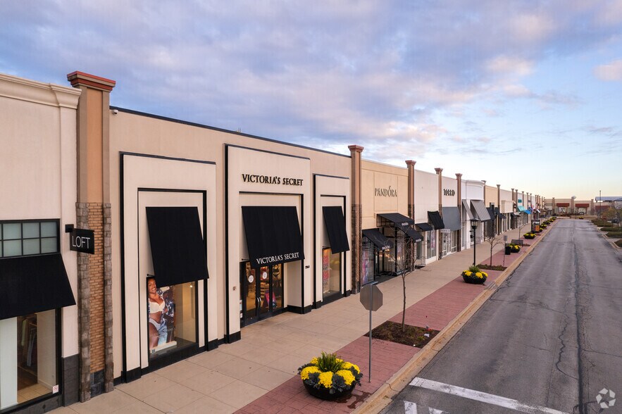 More Photos Of 1800-2124 S Randall Rd, Algonquin Storefront For Lease