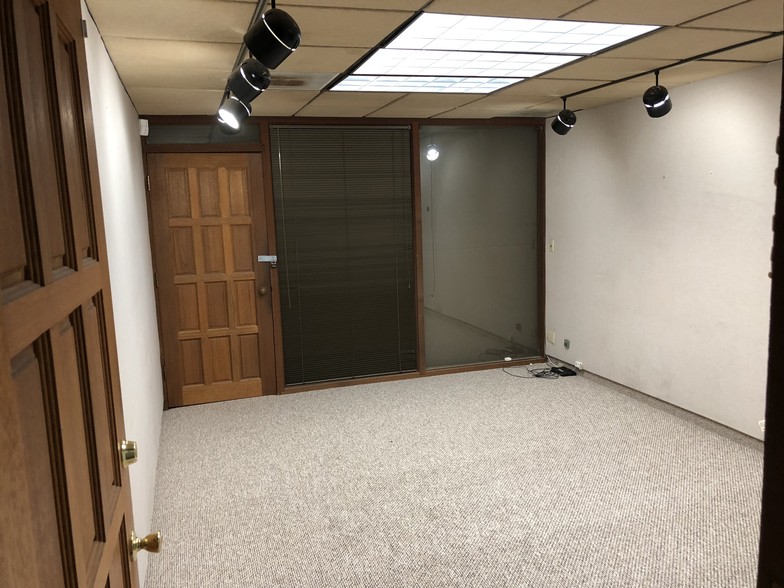 More Photos Of 330 N Wood Rd, Camarillo Warehouse For Lease