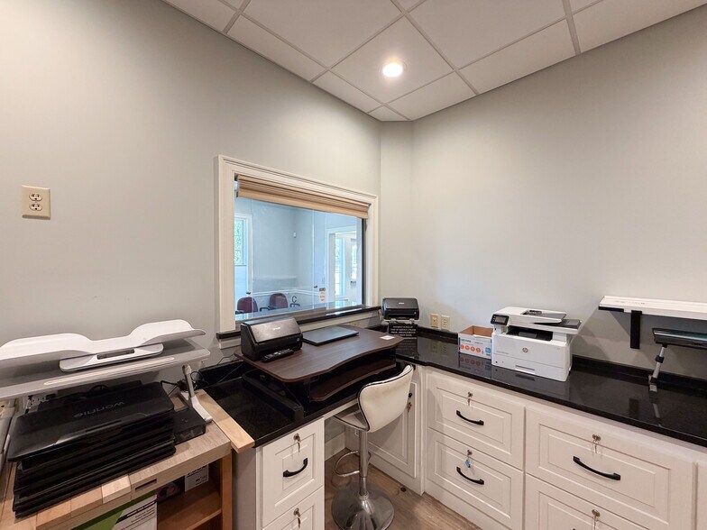 More Photos Of 200 Mountain Rd, Suffield Office For Lease