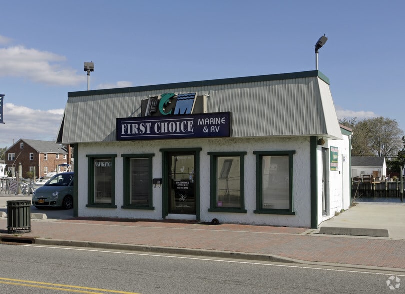 More Photos Of 111 Woodcleft Ave, Freeport Office For Sale