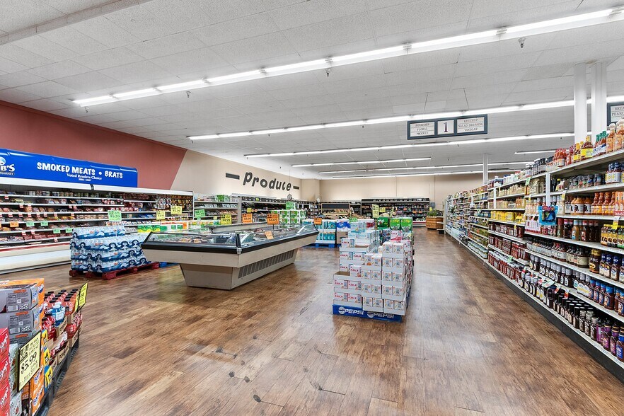More Photos Of 2330 Menasha Ave, Manitowoc Supermarket For Sale