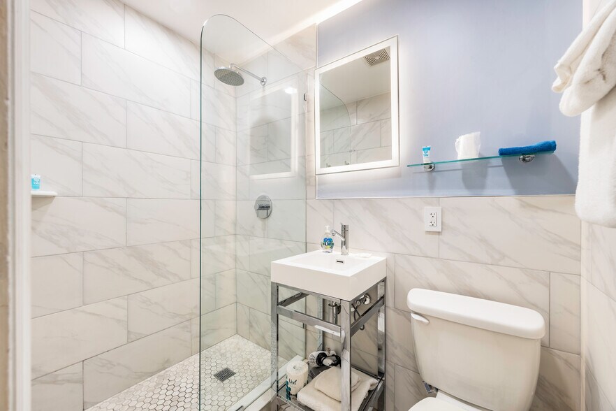 More Photos Of 2648 NE 32nd St, Fort Lauderdale Hotel For Sale