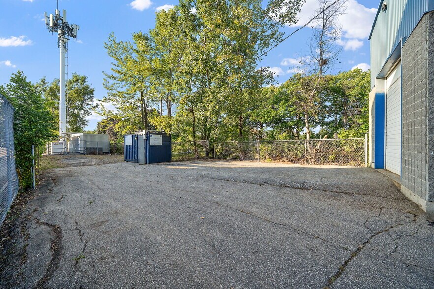 More Photos Of 403-409 Rue Saint-Roch, Montréal Warehouse For Sale
