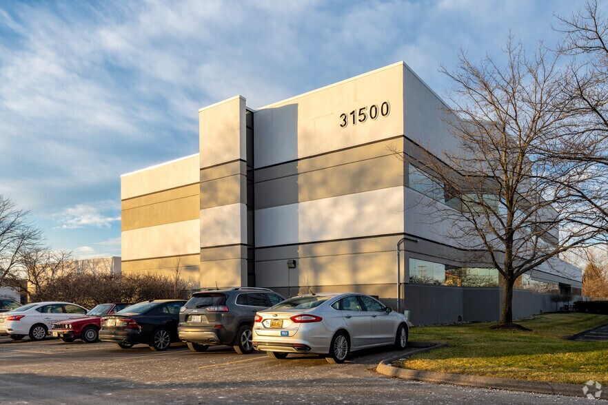 More Photos Of 31500 W 13 Mile Rd, Farmington Hills Medical For Lease