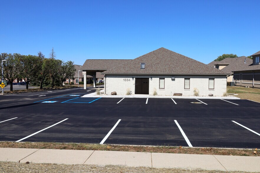 More Photos Of 1664 W Smith Valley Rd, Greenwood Medical For Lease