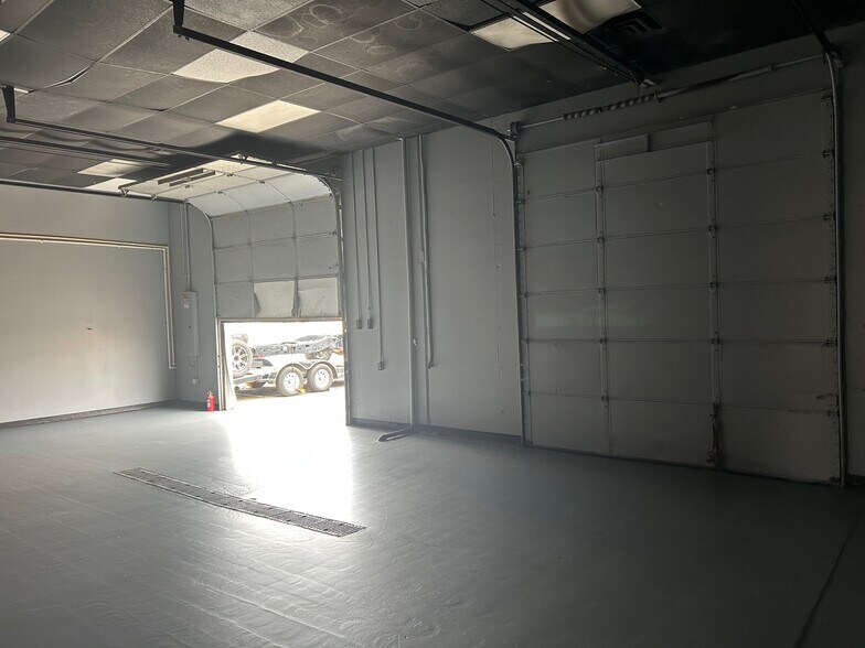 More Photos Of 2429-2458 Walnut Ridge St, Dallas Light Manufacturing For Lease