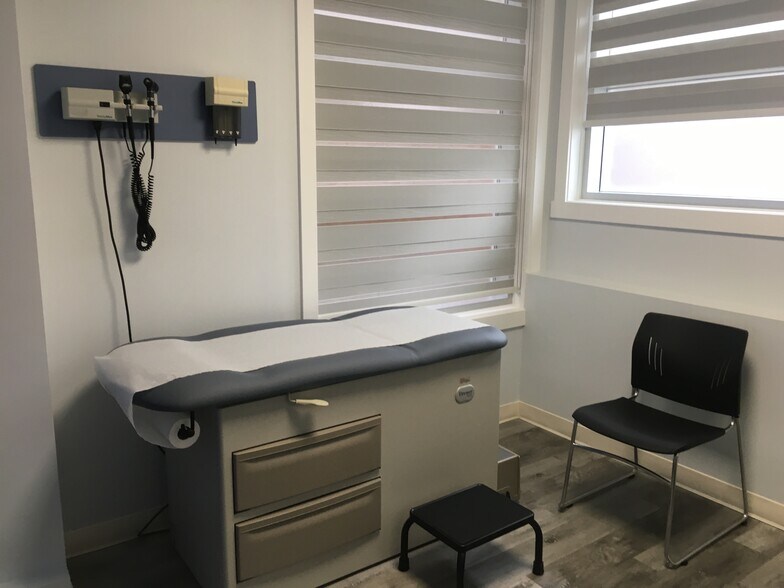 More Photos Of 6108 Bowness Rd NW, Calgary Office For Sale