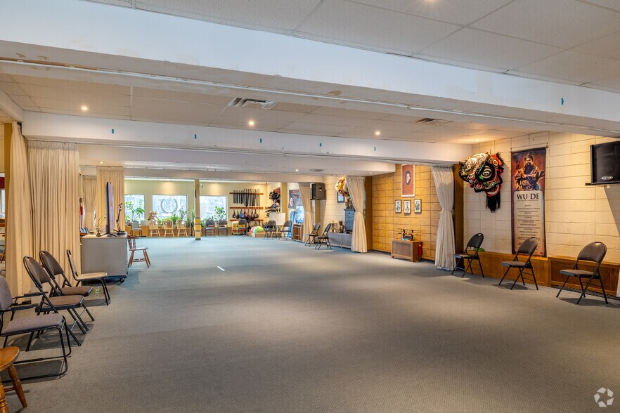 More Photos Of 19 Rue Centre Commercial, Montréal Storefront For Lease