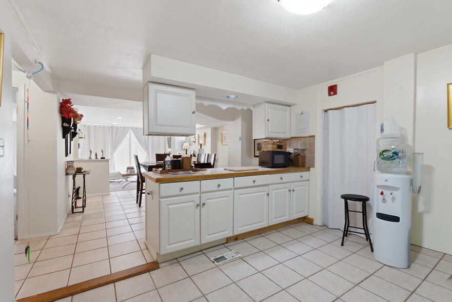 More Photos Of 40 Westchester Ave, Pound Ridge Freestanding For Sale
