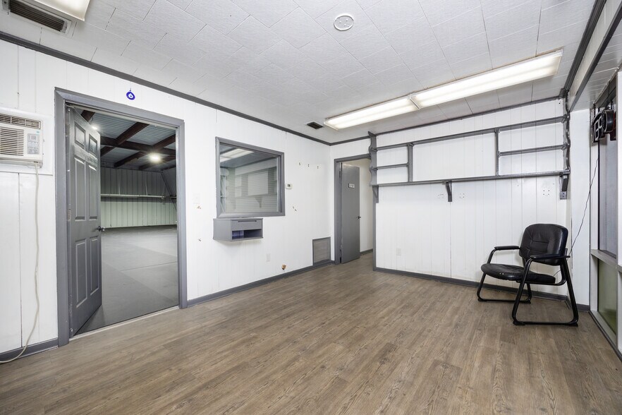 More Photos Of 2832 S Main Blvd, Lake City Auto Repair For Sale