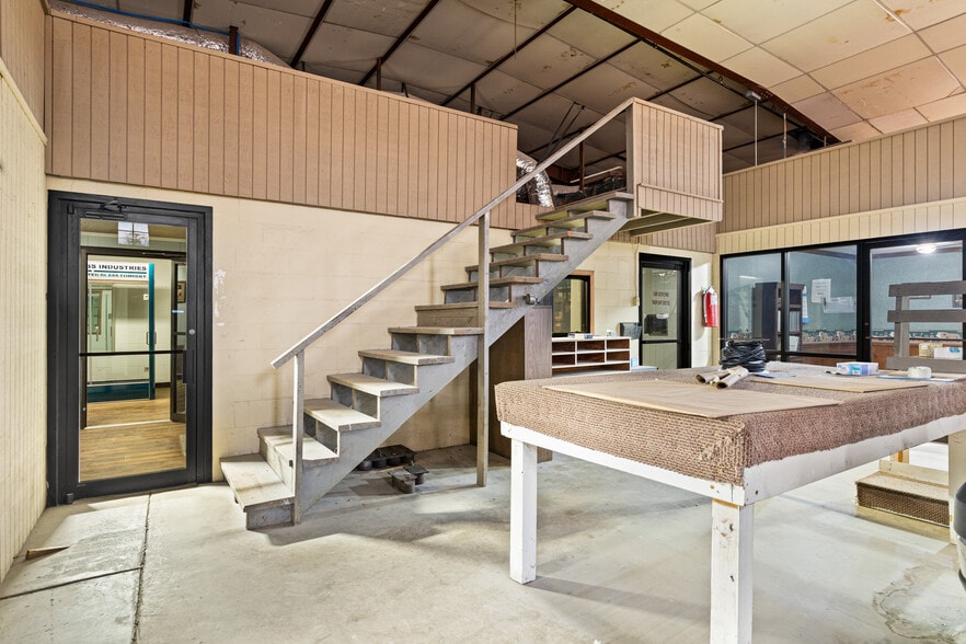 More Photos Of 2100 E Front St, Tyler Flex For Lease