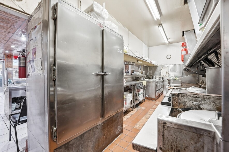 More Photos Of 486 W 20th St, San Pedro Storefront Retail Residential For Sale