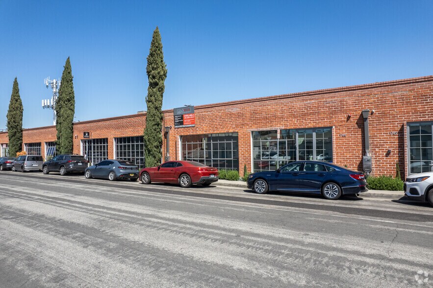 Primary Photo Of 1745 Berkeley St, Santa Monica Light Manufacturing For Lease
