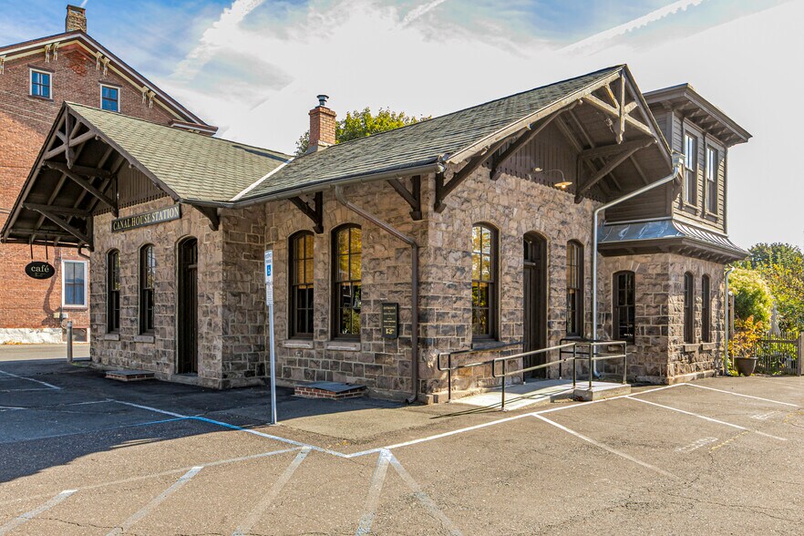 More Photos Of 2 Bridge St, Milford Restaurant For Sale