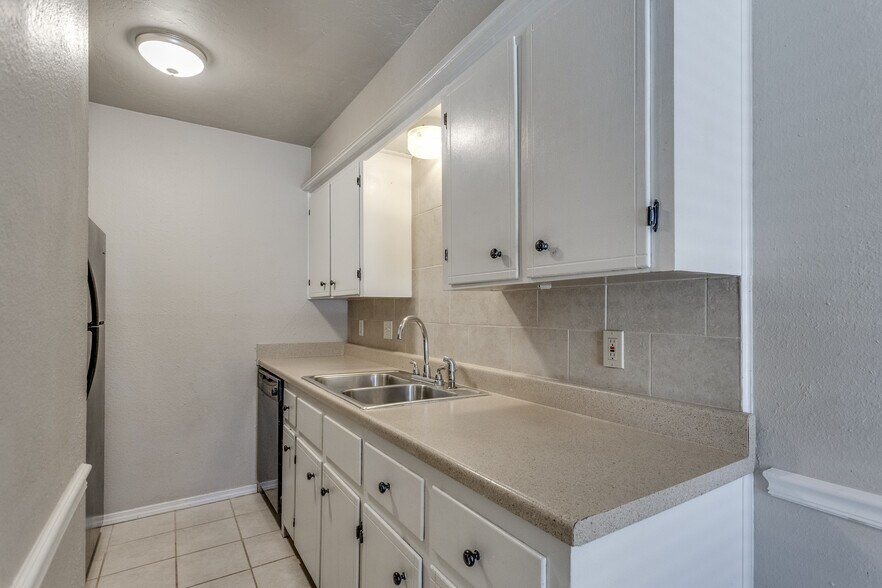 More Photos Of NW 10th St & N Classen Blvd, Oklahoma City Apartments For Sale