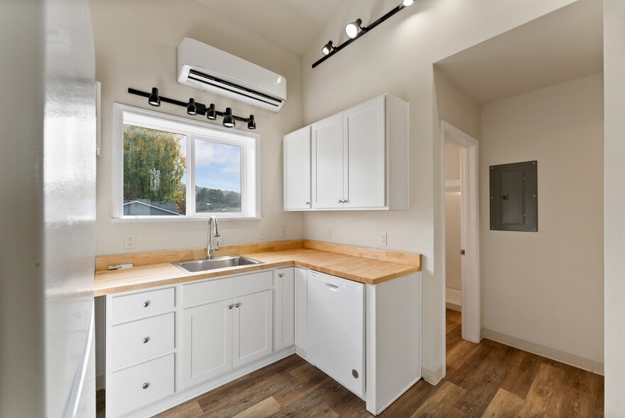 More Photos Of 132 NE Rifle Range St, Roseburg Apartments For Sale