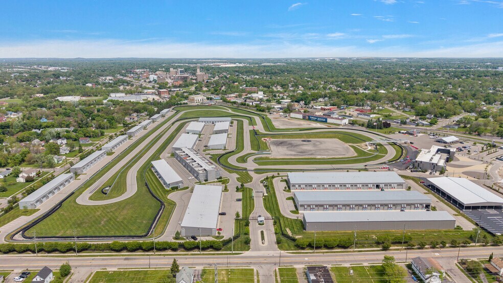 More Photos Of 148 Pit Ln, Pontiac Parking Garage For Sale