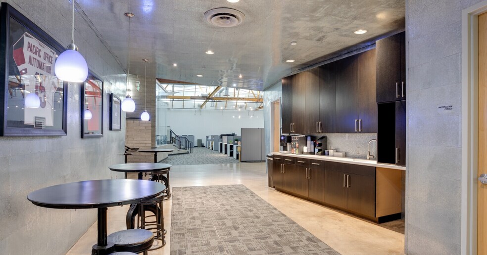 More Photos Of 4501 E McDowell Rd, Phoenix Showroom For Lease