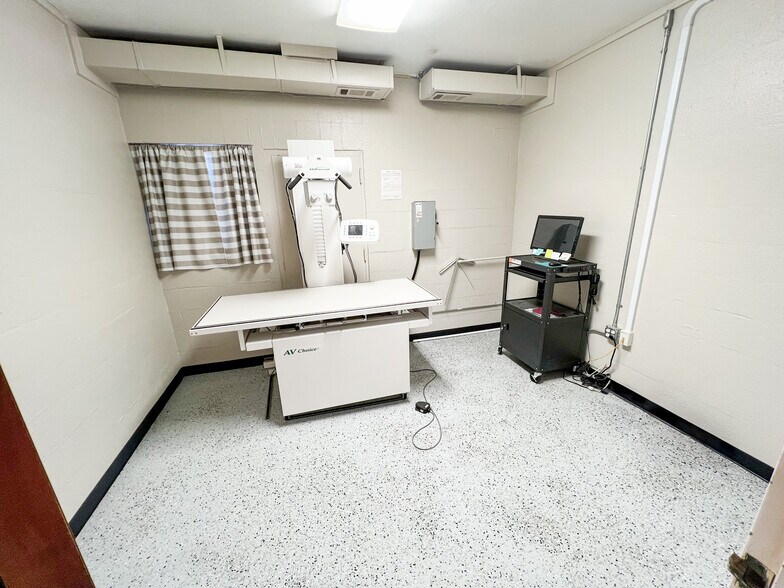 More Photos Of 3400 N Big Spring St, Midland Veterinarian Kennel For Sale