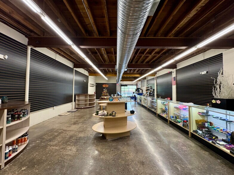 More Photos Of 186 Coxe Ave, Asheville Showroom For Lease
