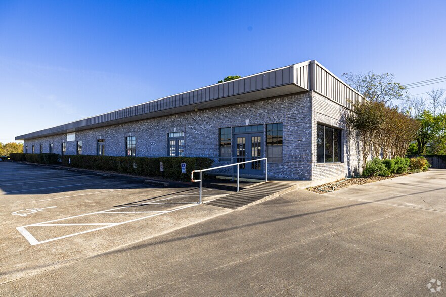 Primary Photo Of 8900 Emmett F Lowry Expy, Texas City Office For Lease