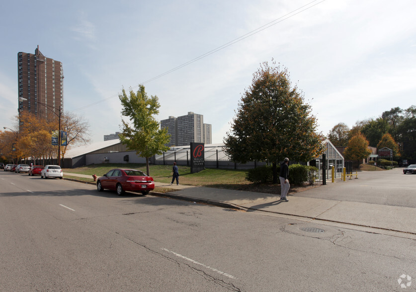 More Photos Of 1301 E 47th St, Chicago Health Club For Lease