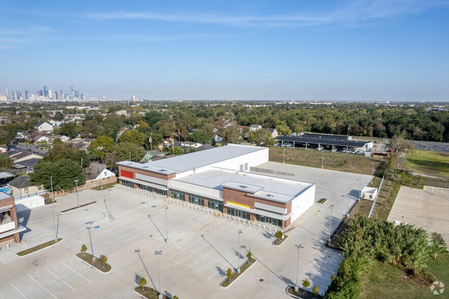 More Photos Of 5815 Gulf Fwy, Houston Unknown For Lease