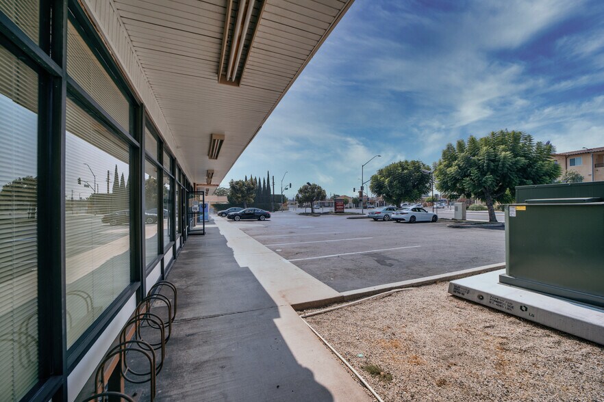 More Photos Of 20942-20948 Bloomfield Ave, Lakewood Unknown For Lease