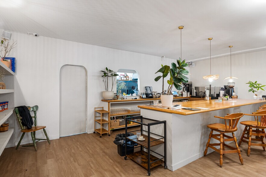 More Photos Of 3009 St Notre-Dame O, Montréal Restaurant For Sale