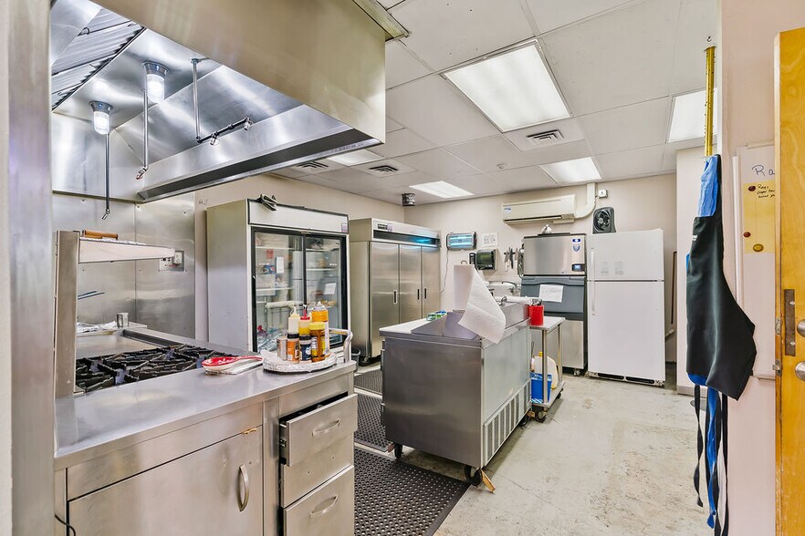 More Photos Of 31 Ray Rd, Sunnyside Sports And Entertainment For Sale