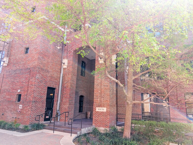 More Photos Of 2632 Broadway St, San Antonio Office Residential For Lease