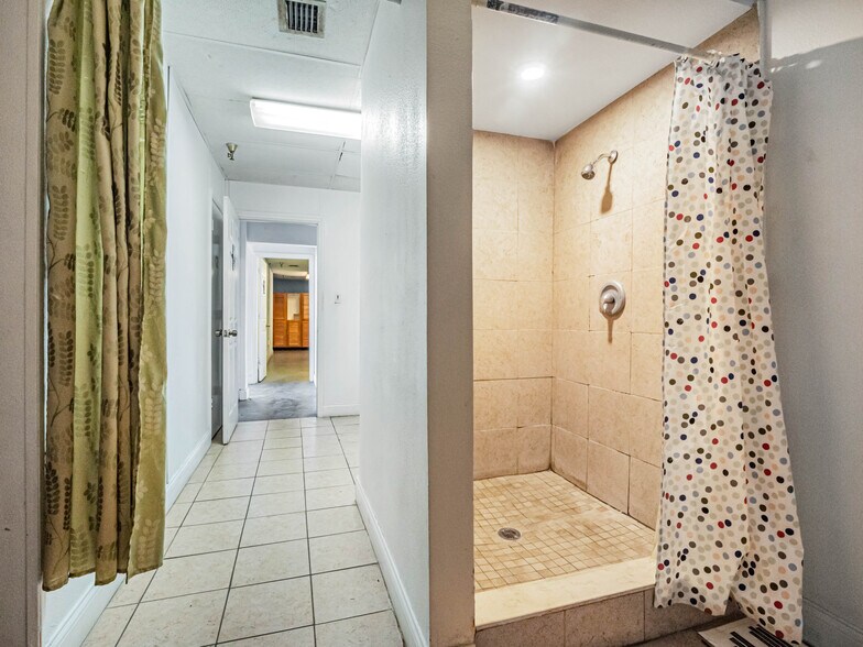 More Photos Of 1016 W Church St, Orlando Showroom For Lease