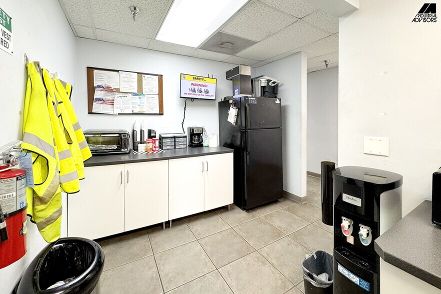 More Photos Of 1361-1363 NW 155th Dr, Miami Warehouse For Lease