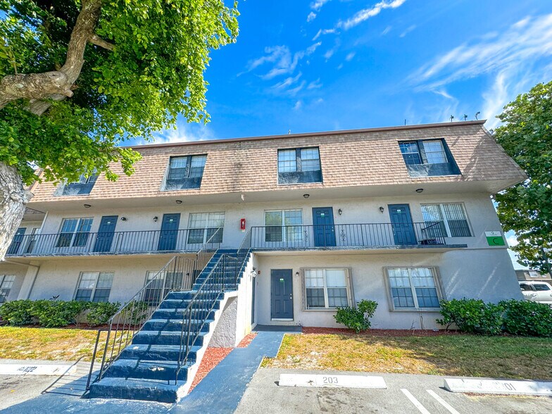 More Photos Of 3901 36th Ct, West Palm Beach Apartments For Sale