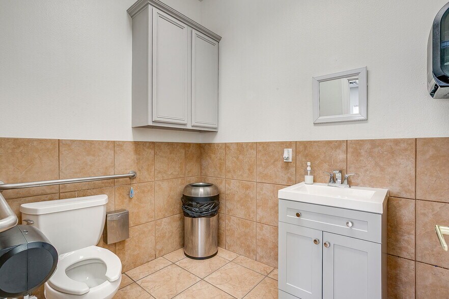 More Photos Of 1300 Jacksboro Hwy, Fort Worth Auto Dealership For Sale