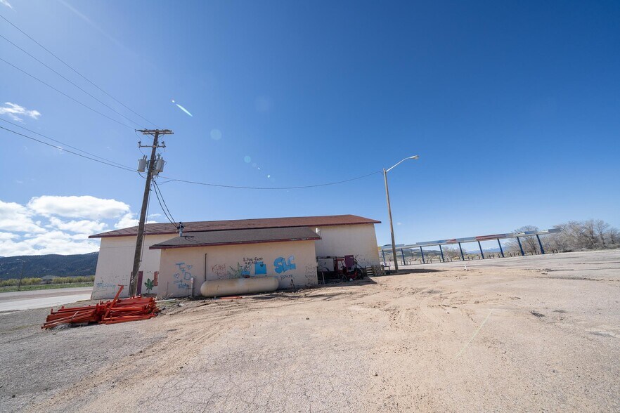 More Photos Of 225 N Highway 91, Summit Service For Lease