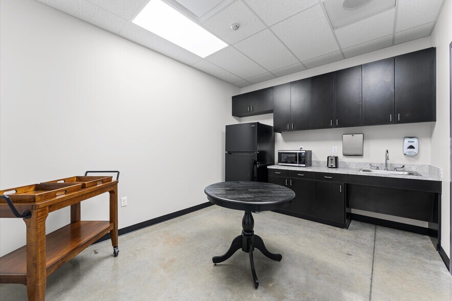 More Photos Of 30011 Binford Park Rd, Waller Warehouse For Lease