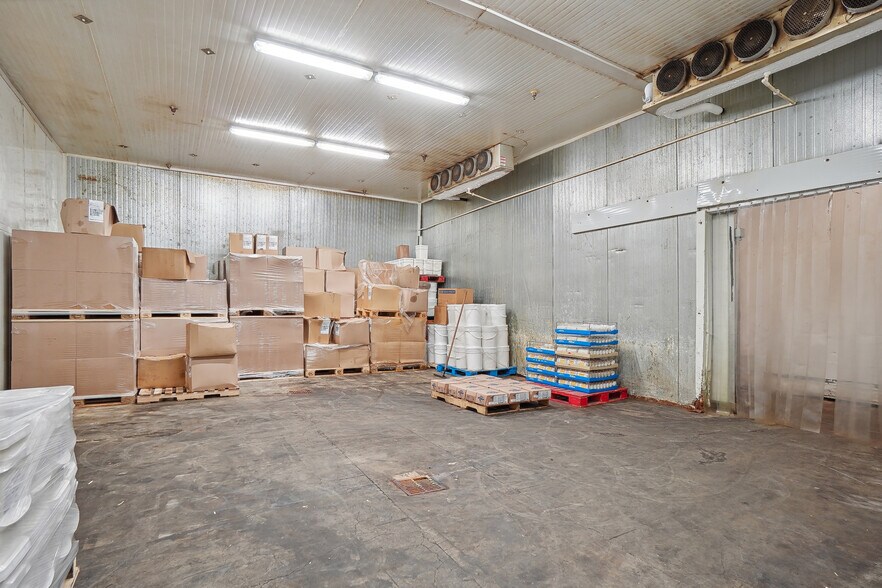 More Photos Of 9820 Boul Ray-Lawson, Montréal Warehouse For Sale