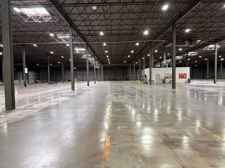 More Photos Of 1 Market Cir, Windsor Distribution For Lease