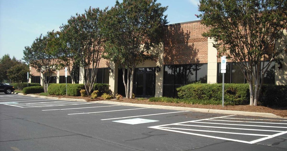 More Photos Of 2301 Crownpoint Executive Dr, Charlotte Flex For Lease