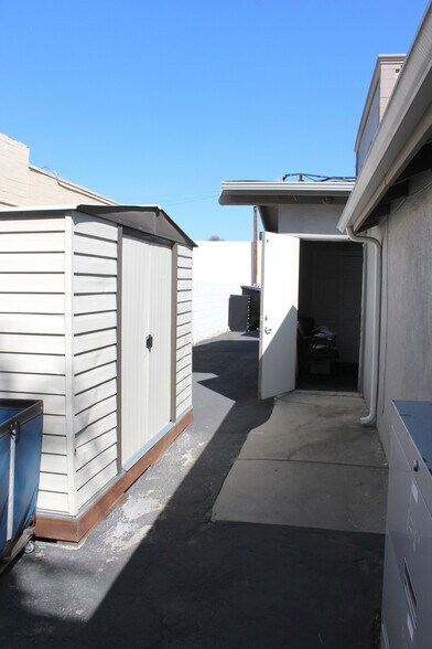 More Photos Of 6944 Reseda Blvd, Reseda Freestanding For Lease