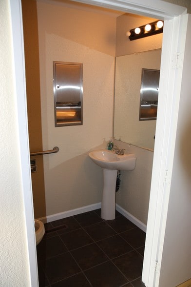 More Photos Of 1240 W Robinhood Dr, Stockton Medical For Lease