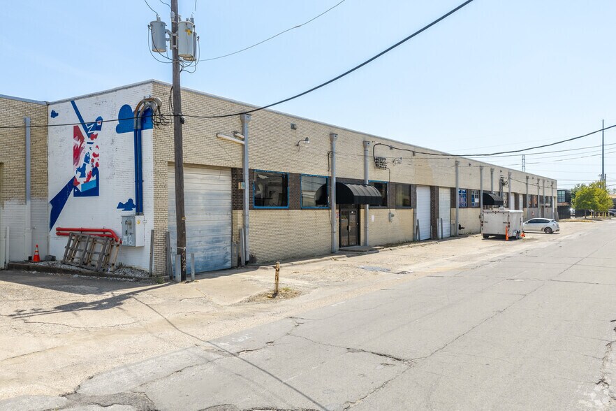More Photos Of 1041 N Riverfront Blvd, Dallas Warehouse For Sale