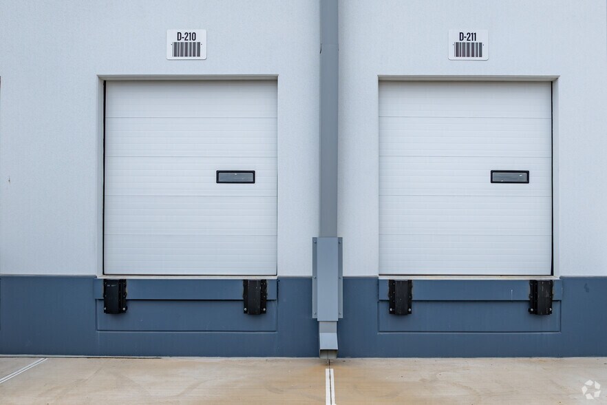 More Photos Of 1101 Gallimore Dairy Rd, High Point Warehouse For Lease