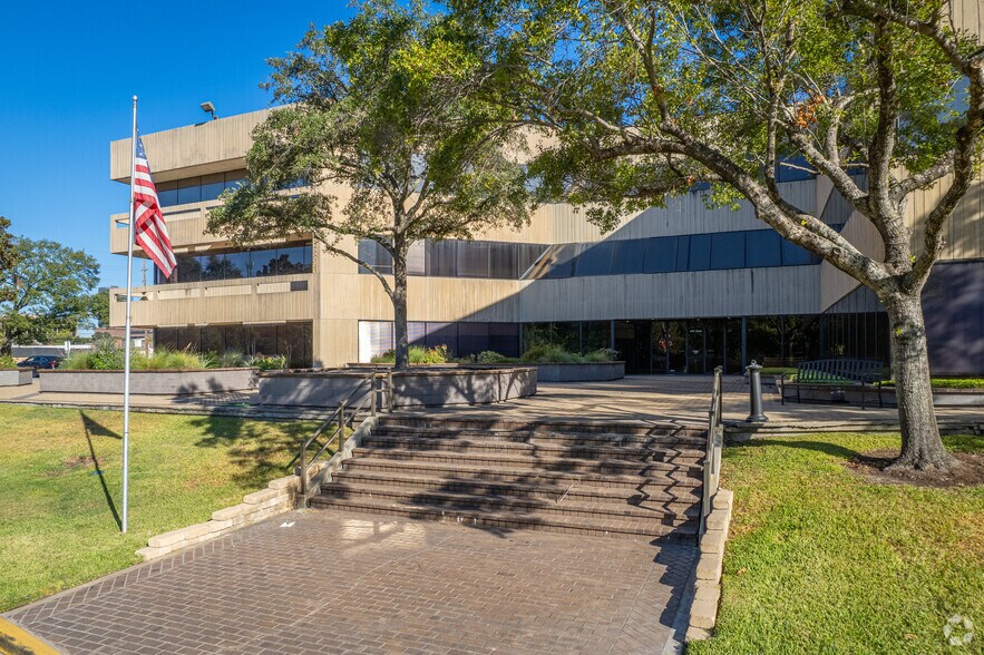 More Photos Of 2121 Sage Rd, Houston Office For Lease