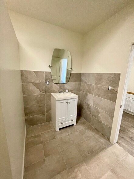 More Photos Of 827 E Jefferson Blvd, Los Angeles Light Manufacturing For Lease