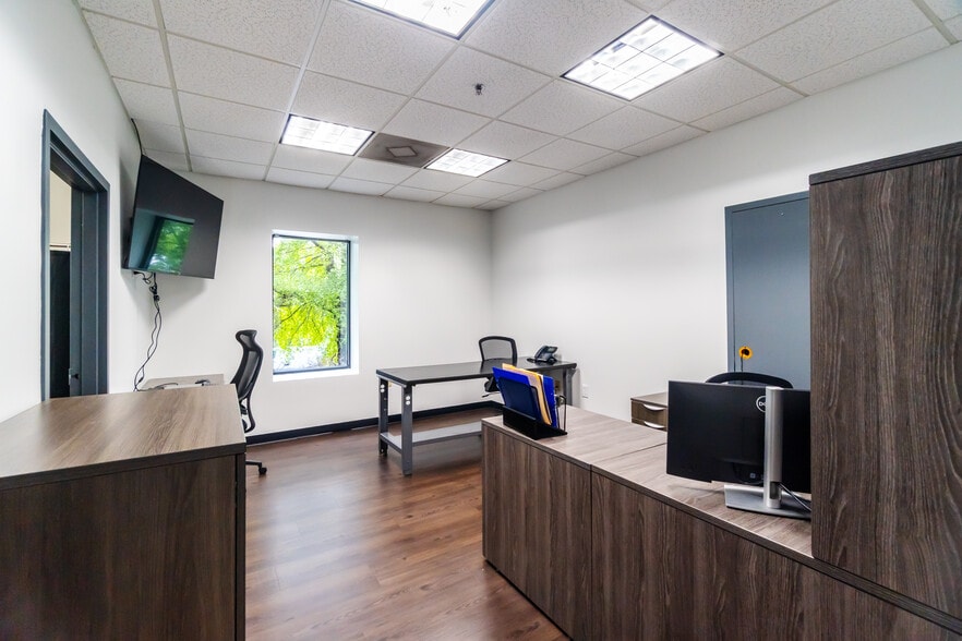 More Photos Of 1907 Gateway Blvd, Charlotte Warehouse For Sale